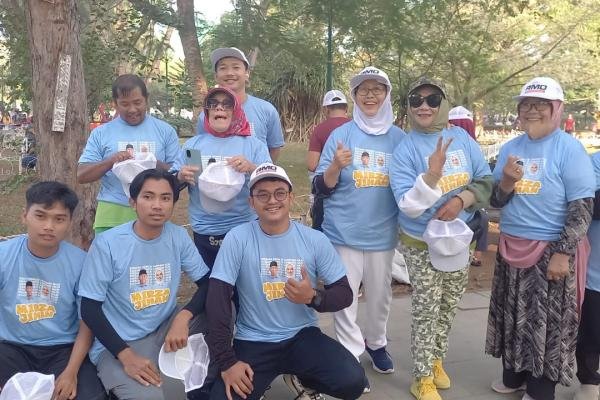 Care free day, Relawan Matahari membagikan kaos dan topi Mirza-Jihan.