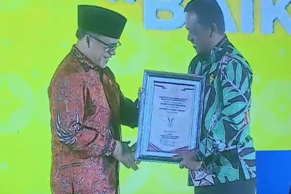 Pj Bupati Jayapura Berhasil Meraih Penghargaan SAKIP AWARD 2024 PANRB