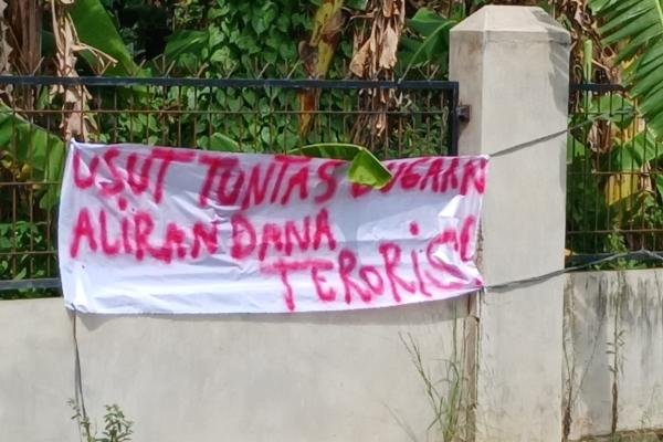 Bertebaran Spanduk Tolak Pilkada dan Usut Tuntas Aliran Dana Teroris Pringsewu